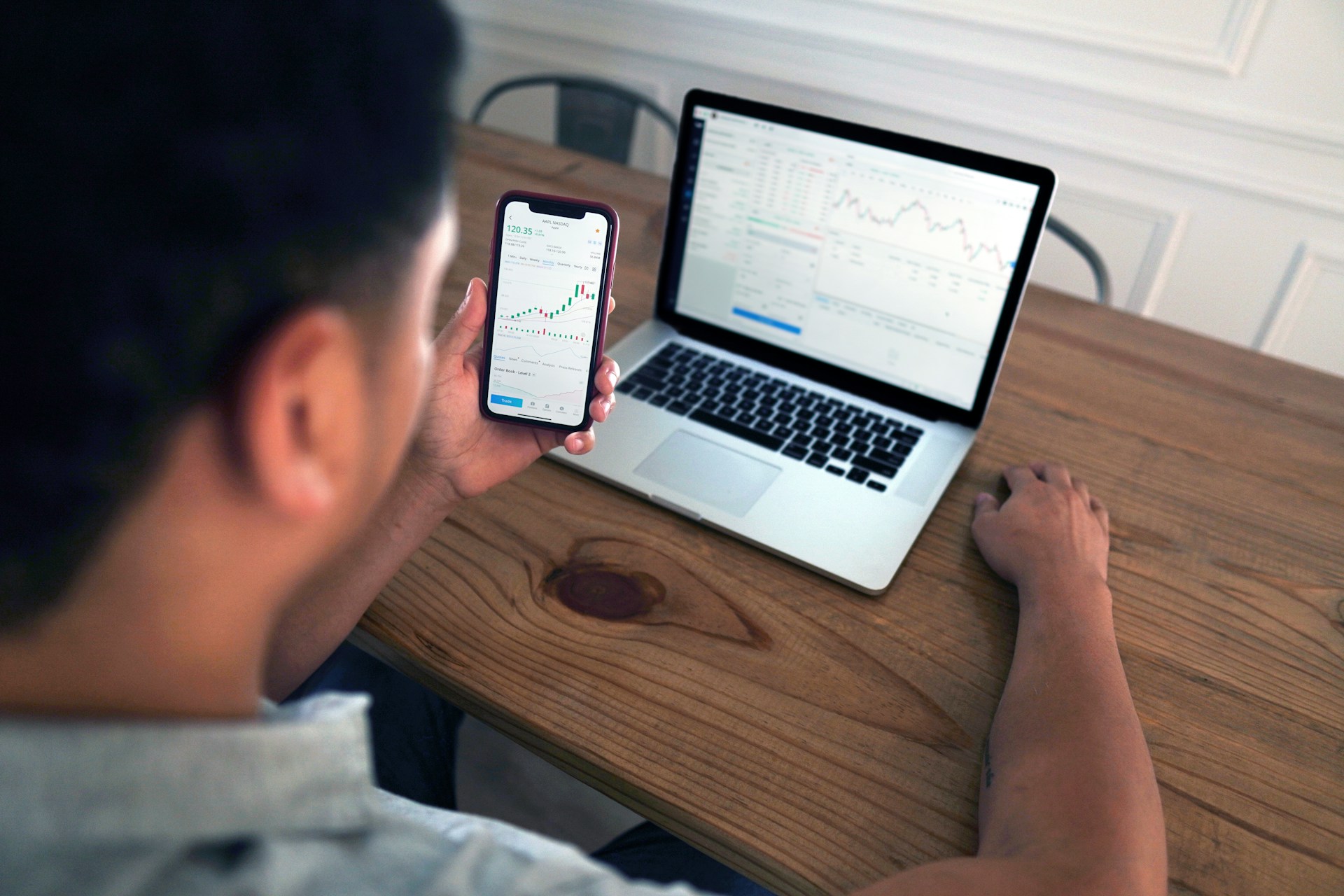 What Investors Should and Should Not Do During a Market Crash: Expert Insights